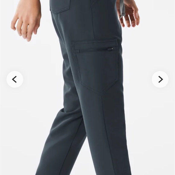 Figs Zamora Jogger Scrub Pants and Rafaela Oversized Scrub Top - Picture 6 of 7